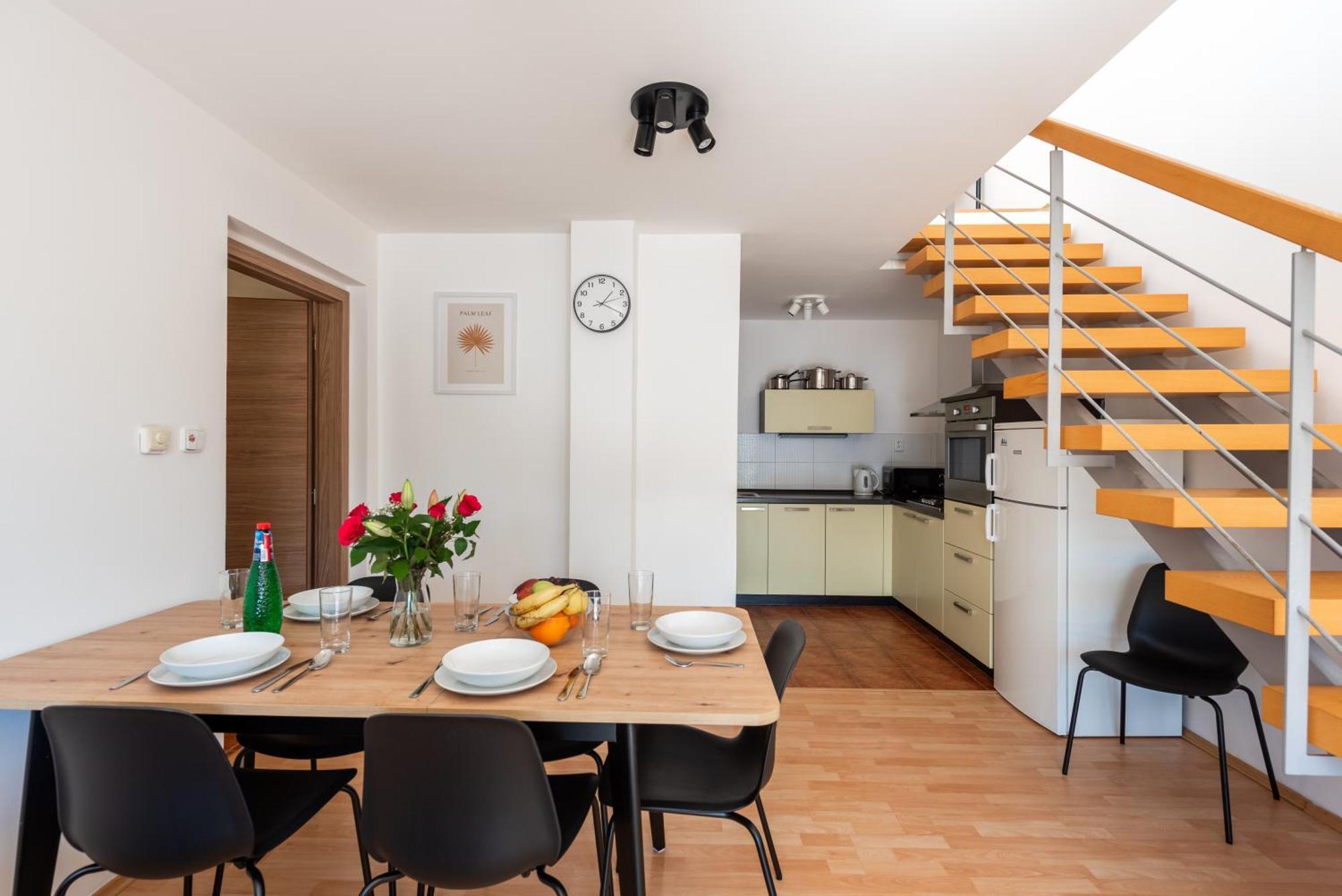 2-level With Large Balcony Daire