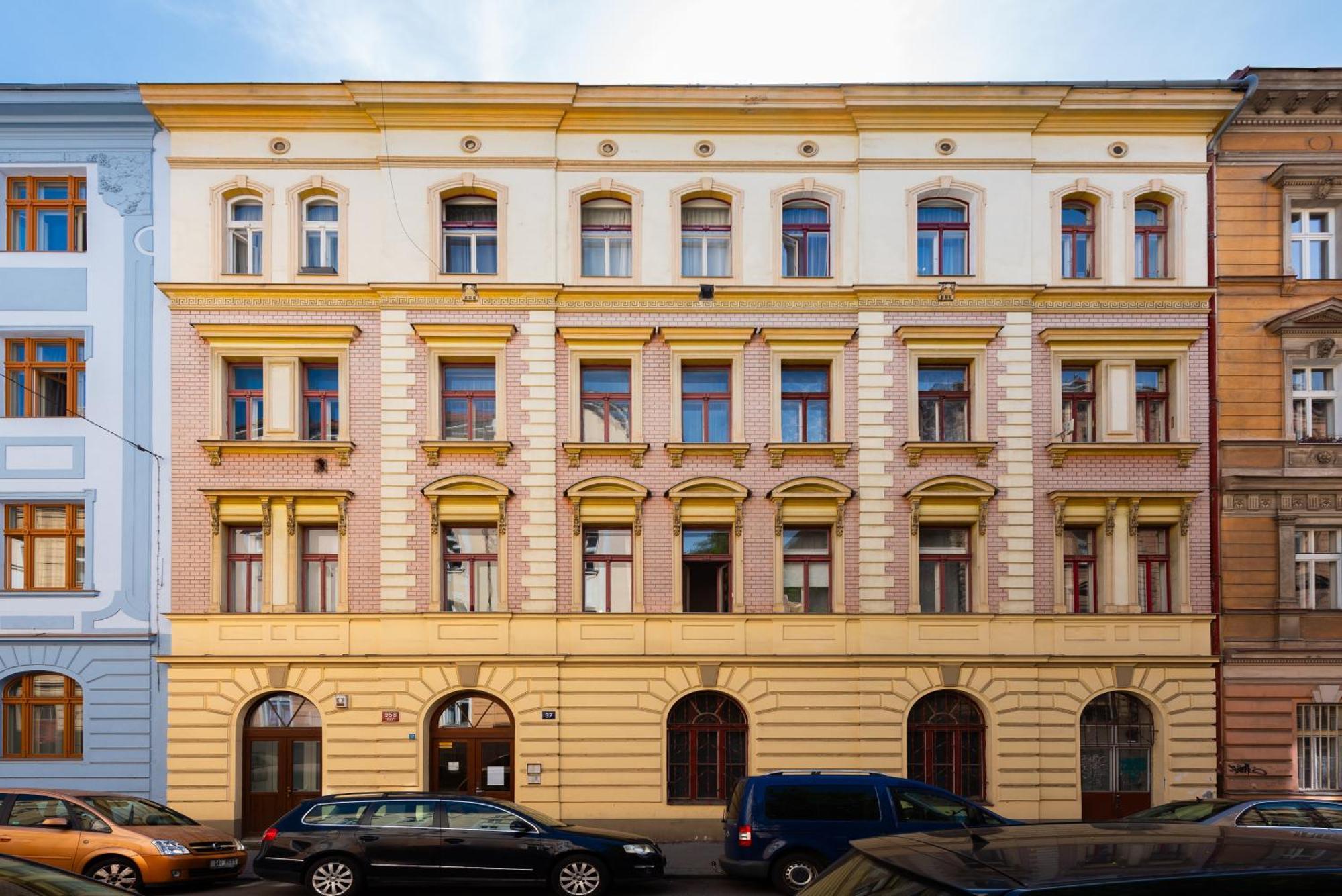 2-level With Large Balcony Daire *